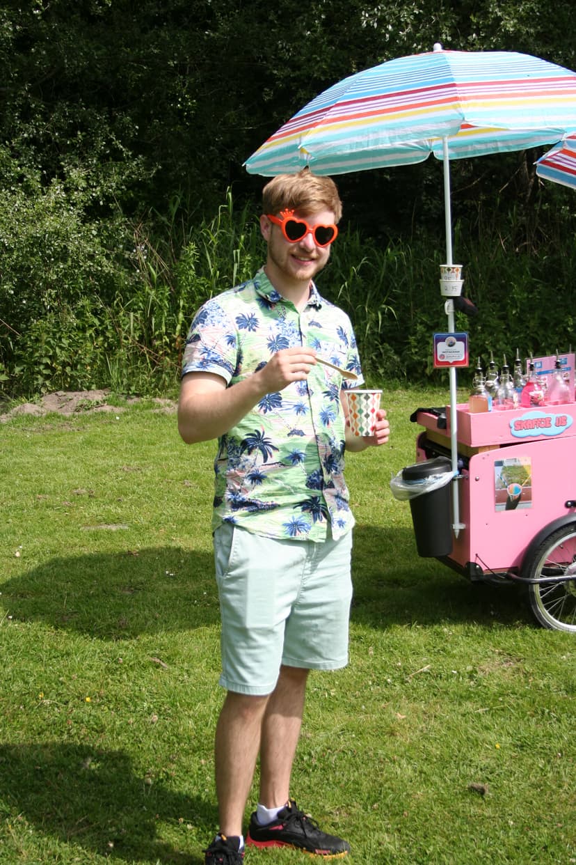 Joas geniet van een ijsje